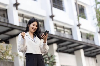 Geleceğin uzaktan kumandalı çalışması teknolojiyi birleştirir. Akıllı telefon bağlantısı çevrimiçi beyaz dijital iş kadını e-öğrenim verimliliğini sağlar. Seyahat ise modern cihazları karıştırır.
