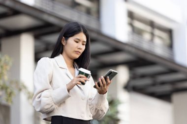 Geleceğin uzaktan kumandalı çalışması teknolojiyi birleştirir. Akıllı telefon bağlantısı çevrimiçi beyaz dijital iş kadını e-öğrenim verimliliğini sağlar. Seyahat ise modern cihazları karıştırır.