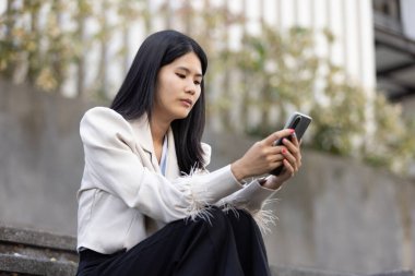 Geleceğin uzaktan kumandalı çalışması teknolojiyi birleştirir. Akıllı telefon bağlantısı çevrimiçi beyaz dijital iş kadını e-öğrenim verimliliğini sağlar. Seyahat ise modern cihazları karıştırır.
