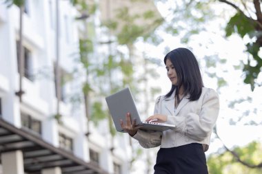 Geleceğin uzaktan kumandalı çalışması teknolojiyi birleştirir. Akıllı telefon bağlantısı çevrimiçi beyaz dijital iş kadını e-öğrenim verimliliğini sağlar. Seyahat ise modern cihazları karıştırır.