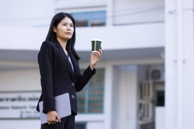 Geleceğin uzaktan kumandalı çalışması teknolojiyi birleştirir. Akıllı telefon dijital iş kadını e-öğrenim verimliliğini sağlar. Seyahat ise modern cihazları karıştırır.
