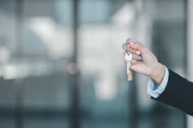 Kadın el ele tutuşması ev modeli iş konsepti satışı finansal yönetim yatırım bankası kredi sahiplik gelir ekonomisi yatırım yatırımları daire bulanık arka plan emlak satın alma