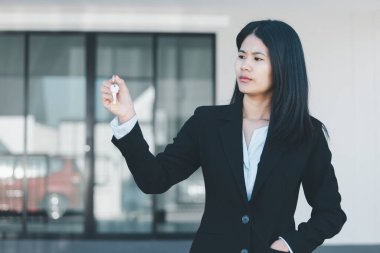 Kadın el ele tutuşması ev modeli iş konsepti satışı finansal yönetim yatırım bankası kredi sahiplik gelir ekonomisi yatırım yatırımları daire bulanık arka plan emlak satın alma