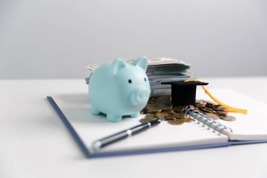 İş konsepti büyümesi stratejik mali yönetim, para yatırımı, yatırım bankası, emlak, ekonomik kalkınma, ev-araba eğitimi, gelir yığını, yatırım ekonomisi...