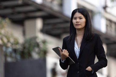 Geleceğin uzaktan kumandalı çalışması teknolojiyi birleştirir. Akıllı telefon dijital iş kadını e-öğrenim verimliliğini sağlar. Seyahat ise modern cihazları karıştırır.
