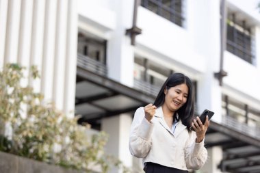 Geleceğin uzaktan kumandalı çalışması teknolojiyi birleştirir. Akıllı telefon bağlantısı çevrimiçi beyaz dijital iş kadını e-öğrenim verimliliğini sağlar. Seyahat ise modern cihazları karıştırır.