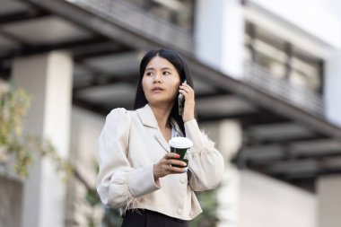 Geleceğin uzaktan kumandalı çalışması teknolojiyi birleştirir. Akıllı telefon bağlantısı çevrimiçi beyaz dijital iş kadını e-öğrenim verimliliğini sağlar. Seyahat ise modern cihazları karıştırır.