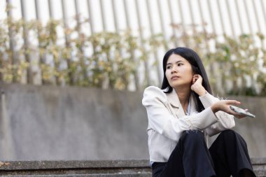 Geleceğin uzaktan kumandalı çalışması teknolojiyi birleştirir. Akıllı telefon bağlantısı çevrimiçi beyaz dijital iş kadını e-öğrenim verimliliğini sağlar. Seyahat ise modern cihazları karıştırır.