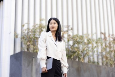 Geleceğin uzaktan kumandalı çalışması teknolojiyi birleştirir. Akıllı telefon bağlantısı çevrimiçi beyaz dijital iş kadını e-öğrenim verimliliğini sağlar. Seyahat ise modern cihazları karıştırır.