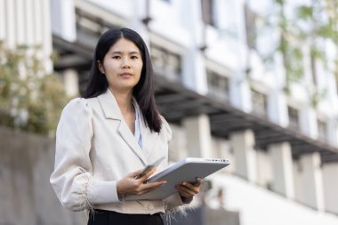 Geleceğin uzaktan kumandalı çalışması teknolojiyi birleştirir. Akıllı telefon bağlantısı çevrimiçi beyaz dijital iş kadını e-öğrenim verimliliğini sağlar. Seyahat ise modern cihazları karıştırır.