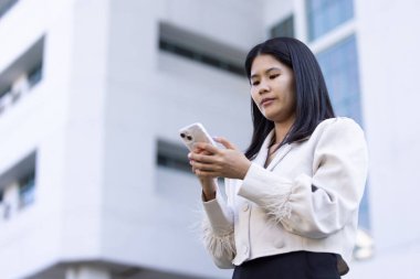 Geleceğin uzaktan kumandalı çalışması teknolojiyi birleştirir. Akıllı telefon bağlantısı çevrimiçi beyaz dijital iş kadını e-öğrenim verimliliğini sağlar. Seyahat ise modern cihazları karıştırır.