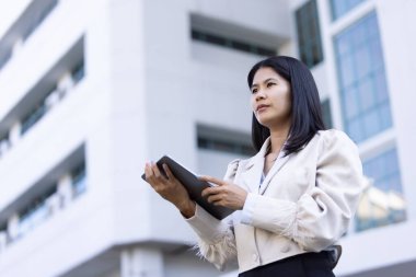 Geleceğin uzaktan kumandalı çalışması teknolojiyi birleştirir. Akıllı telefon bağlantısı çevrimiçi beyaz dijital iş kadını e-öğrenim verimliliğini sağlar. Seyahat ise modern cihazları karıştırır.