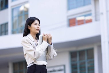 Geleceğin uzaktan kumandalı çalışması teknolojiyi birleştirir. Akıllı telefon bağlantısı çevrimiçi beyaz dijital iş kadını e-öğrenim verimliliğini sağlar. Seyahat ise modern cihazları karıştırır.