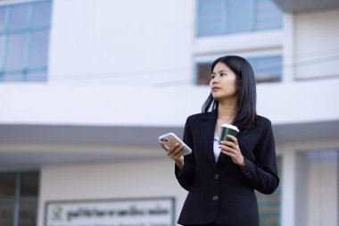 Geleceğin uzaktan kumandalı çalışması teknolojiyi birleştirir. Akıllı telefon dijital iş kadını e-öğrenim verimliliğini sağlar. Seyahat ise modern cihazları karıştırır.