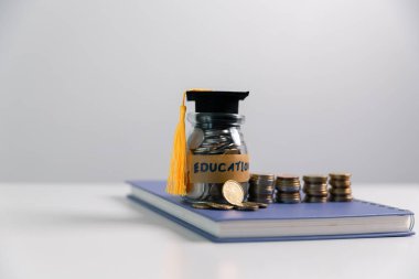 İş konsepti büyümesi stratejik mali yönetim, para yatırımı, yatırım bankası, emlak, ekonomik kalkınma, ev-araba eğitimi, gelir yığını, yatırım ekonomisi...