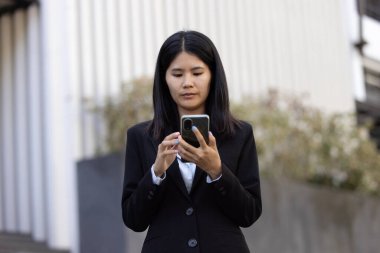 Geleceğin uzaktan kumandalı çalışması teknolojiyi birleştirir. Akıllı telefon dijital iş kadını e-öğrenim verimliliğini sağlar. Seyahat ise modern cihazları karıştırır.