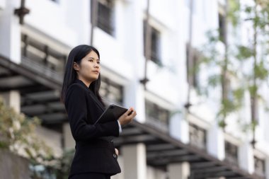 Geleceğin uzaktan kumandalı çalışması teknolojiyi birleştirir. Akıllı telefon dijital iş kadını e-öğrenim verimliliğini sağlar. Seyahat ise modern cihazları karıştırır.
