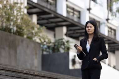 Geleceğin uzaktan kumandalı çalışması teknolojiyi birleştirir. Akıllı telefon dijital iş kadını e-öğrenim verimliliğini sağlar. Seyahat ise modern cihazları karıştırır.