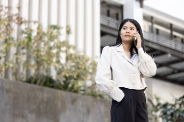 Geleceğin uzaktan kumandalı çalışması teknolojiyi birleştirir. Akıllı telefon bağlantısı çevrimiçi beyaz dijital iş kadını e-öğrenim verimliliğini sağlar. Seyahat ise modern cihazları karıştırır.