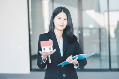 Kadın el ele tutuşması ev modeli iş konsepti satışı finansal yönetim yatırım bankası kredi sahiplik gelir ekonomisi yatırım yatırımları daire bulanık arka plan emlak satın alma
