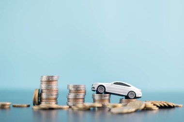 İş otomobili konsepti büyümesi stratejik mali yönetim, para yatırımı, yatırım bankası, emlak, ekonomik kalkınma, tasarruf, gelir yığını yatırım ekonomisi dönüşünü teşvik eder.