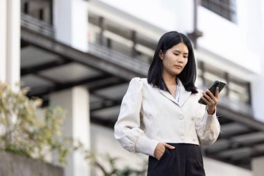 Geleceğin uzaktan kumandalı çalışması teknolojiyi birleştirir. Akıllı telefon bağlantısı çevrimiçi beyaz dijital iş kadını e-öğrenim verimliliğini sağlar. Seyahat ise modern cihazları karıştırır.