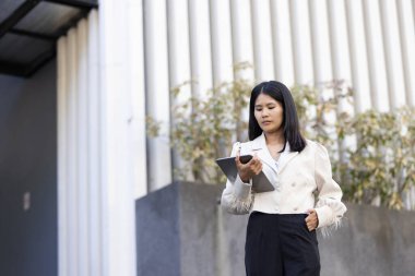 Geleceğin uzaktan kumandalı çalışması teknolojiyi birleştirir. Akıllı telefon bağlantısı çevrimiçi beyaz dijital iş kadını e-öğrenim verimliliğini sağlar. Seyahat ise modern cihazları karıştırır.