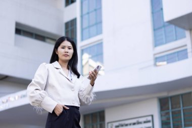 Geleceğin uzaktan kumandalı çalışması teknolojiyi birleştirir. Akıllı telefon bağlantısı çevrimiçi beyaz dijital iş kadını e-öğrenim verimliliğini sağlar. Seyahat ise modern cihazları karıştırır.