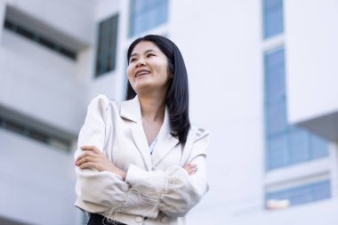 Geleceğin uzaktan kumandalı çalışması teknolojiyi birleştirir. Akıllı telefon bağlantısı çevrimiçi beyaz dijital iş kadını e-öğrenim verimliliğini sağlar. Seyahat ise modern cihazları karıştırır.