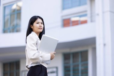 Geleceğin uzaktan kumandalı çalışması teknolojiyi birleştirir. Akıllı telefon bağlantısı çevrimiçi beyaz dijital iş kadını e-öğrenim verimliliğini sağlar. Seyahat ise modern cihazları karıştırır.