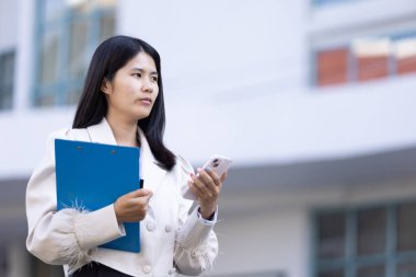 Geleceğin uzaktan kumandalı çalışması teknolojiyi birleştirir. Akıllı telefon bağlantısı çevrimiçi beyaz dijital iş kadını e-öğrenim verimliliğini sağlar. Seyahat ise modern cihazları karıştırır.