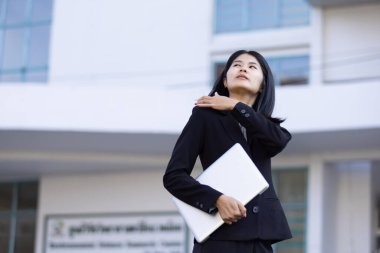 Geleceğin uzaktan kumandalı çalışması teknolojiyi birleştirir. Akıllı telefon dijital iş kadını e-öğrenim verimliliğini sağlar. Seyahat ise modern cihazları karıştırır.