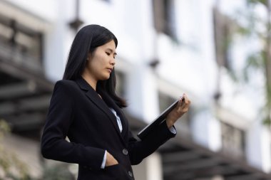 Geleceğin uzaktan kumandalı çalışması teknolojiyi birleştirir. Akıllı telefon dijital iş kadını e-öğrenim verimliliğini sağlar. Seyahat ise modern cihazları karıştırır.