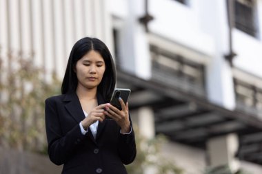 Geleceğin uzaktan kumandalı çalışması teknolojiyi birleştirir. Akıllı telefon dijital iş kadını e-öğrenim verimliliğini sağlar. Seyahat ise modern cihazları karıştırır.
