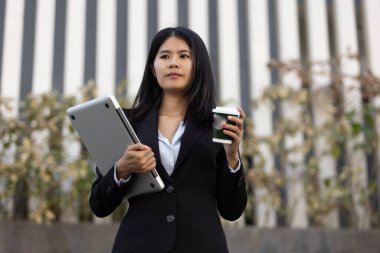 Geleceğin uzaktan kumandalı çalışması teknolojiyi birleştirir. Akıllı telefon dijital iş kadını e-öğrenim verimliliğini sağlar. Seyahat ise modern cihazları karıştırır.