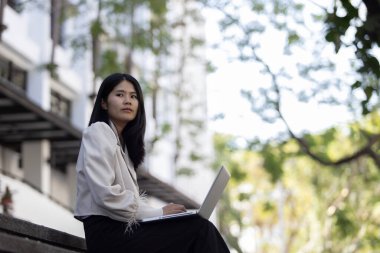 Geleceğin uzaktan kumandalı çalışması teknolojiyi birleştirir. Akıllı telefon bağlantısı çevrimiçi beyaz dijital iş kadını e-öğrenim verimliliğini sağlar. Seyahat ise modern cihazları karıştırır.