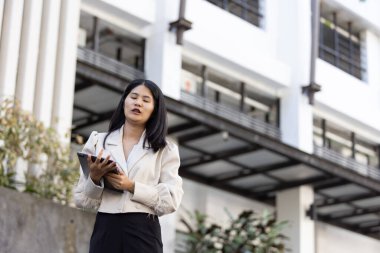 Geleceğin uzaktan kumandalı çalışması teknolojiyi birleştirir. Akıllı telefon bağlantısı çevrimiçi beyaz dijital iş kadını e-öğrenim verimliliğini sağlar. Seyahat ise modern cihazları karıştırır.