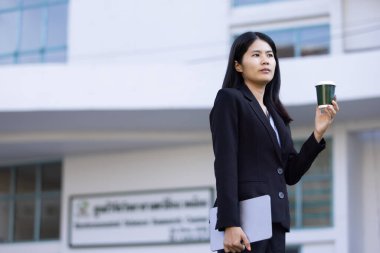Geleceğin uzaktan kumandalı çalışması teknolojiyi birleştirir. Akıllı telefon dijital iş kadını e-öğrenim verimliliğini sağlar. Seyahat ise modern cihazları karıştırır.