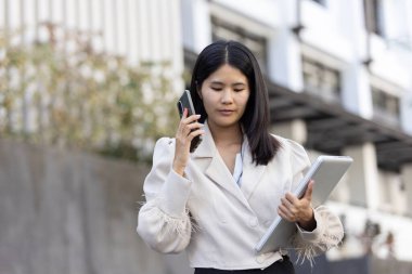 Geleceğin uzaktan kumandalı çalışması teknolojiyi birleştirir. Akıllı telefon bağlantısı çevrimiçi beyaz dijital iş kadını e-öğrenim verimliliğini sağlar. Seyahat ise modern cihazları karıştırır.