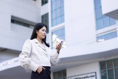 Geleceğin uzaktan kumandalı çalışması teknolojiyi birleştirir. Akıllı telefon bağlantısı çevrimiçi beyaz dijital iş kadını e-öğrenim verimliliğini sağlar. Seyahat ise modern cihazları karıştırır.