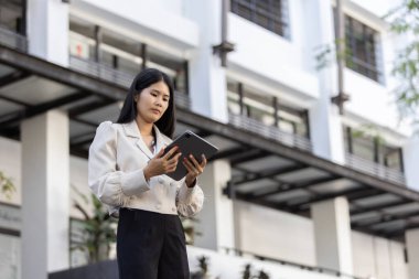 Geleceğin uzaktan kumandalı çalışması teknolojiyi birleştirir. Akıllı telefon bağlantısı çevrimiçi beyaz dijital iş kadını e-öğrenim verimliliğini sağlar. Seyahat ise modern cihazları karıştırır.
