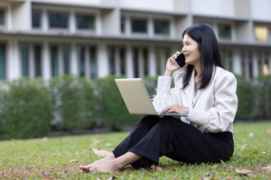 Geleceğin uzaktan kumandalı çalışması teknolojiyi birleştirir. Akıllı telefon bağlantısı çevrimiçi beyaz dijital iş kadını e-öğrenim verimliliğini sağlar. Seyahat ise modern cihazları karıştırır.