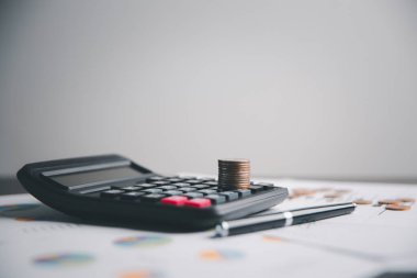 Finansal hesaplamalar, muhasebeci geçmişi bulanıklaştırıyor. Grafik çizelgesi banner ofis masası ile yakın plan. Maliye Vergi Bankası Para Masrafları Bütçe İşadamı Hesap Makinesi Kullanıyor.