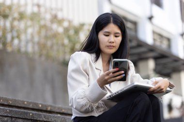 Geleceğin uzaktan kumandalı çalışması teknolojiyi birleştirir. Akıllı telefon bağlantısı çevrimiçi beyaz dijital iş kadını e-öğrenim verimliliğini sağlar. Seyahat ise modern cihazları karıştırır.
