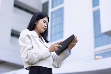 Geleceğin uzaktan kumandalı çalışması teknolojiyi birleştirir. Akıllı telefon bağlantısı çevrimiçi beyaz dijital iş kadını e-öğrenim verimliliğini sağlar. Seyahat ise modern cihazları karıştırır.