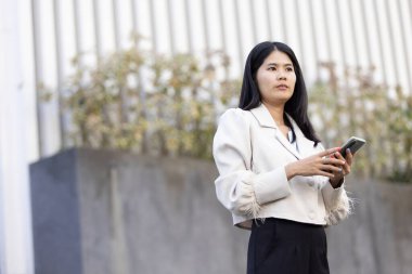 Geleceğin uzaktan kumandalı çalışması teknolojiyi birleştirir. Akıllı telefon bağlantısı çevrimiçi beyaz dijital iş kadını e-öğrenim verimliliğini sağlar. Seyahat ise modern cihazları karıştırır.