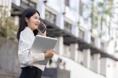 Geleceğin uzaktan kumandalı çalışması teknolojiyi birleştirir. Akıllı telefon bağlantısı çevrimiçi beyaz dijital iş kadını e-öğrenim verimliliğini sağlar. Seyahat ise modern cihazları karıştırır.