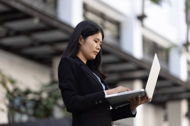 Geleceğin uzaktan kumandalı çalışması teknolojiyi birleştirir. Akıllı telefon dijital iş kadını e-öğrenim verimliliğini sağlar. Seyahat ise modern cihazları karıştırır.
