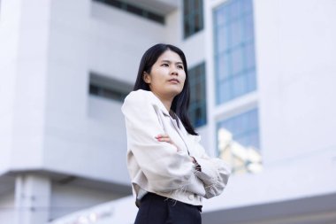 Geleceğin uzaktan kumandalı çalışması teknolojiyi birleştirir. Akıllı telefon bağlantısı çevrimiçi beyaz dijital iş kadını e-öğrenim verimliliğini sağlar. Seyahat ise modern cihazları karıştırır.