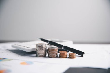 Finansal hesaplamalar, muhasebeci geçmişi bulanıklaştırıyor. Grafik çizelgesi banner ofis masası ile yakın plan. Maliye Vergi Bankası Para Masrafları Bütçe İşadamı Hesap Makinesi Kullanıyor.